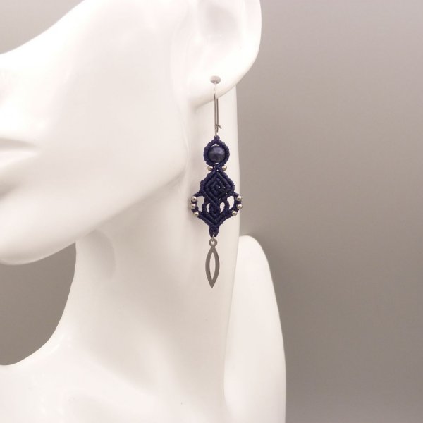 Pendientes de micromacram&eacute; azul oscuro 