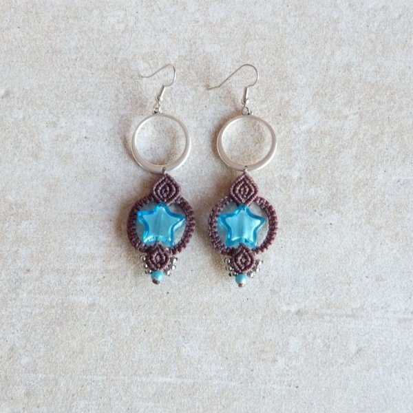 Pendientes de micro-macram&eacute; marr&oacute;n chocolate/azul estrella de cristal de Murano