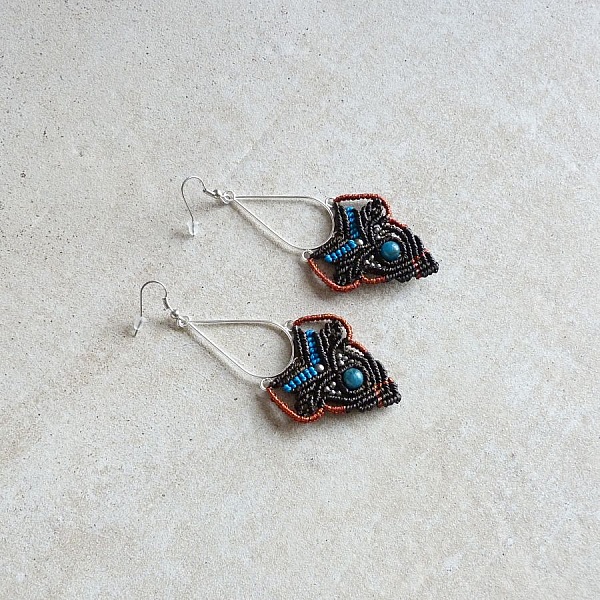Pendientes de micromacram&eacute; marr&oacute;n, azul turquesa y cobre