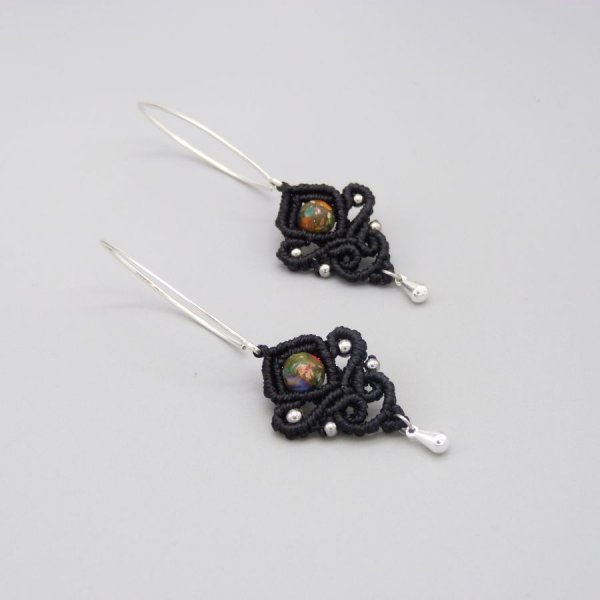 Pendientes de micro macram&eacute; negro con cuentas de jaspe imperial