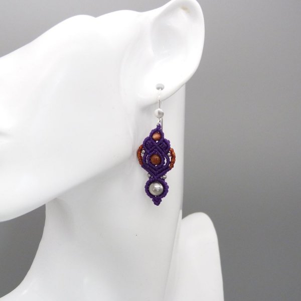 Pendientes de micro macram&eacute; morado con gancho de plata 925