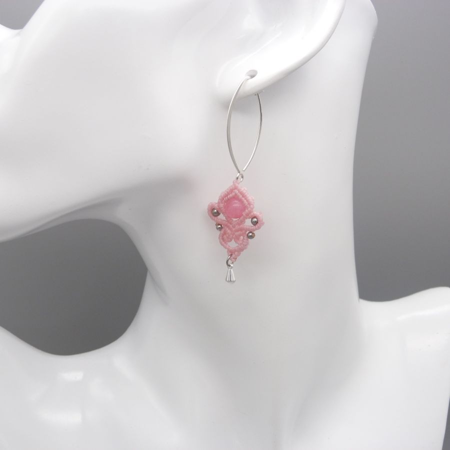 Pendientes de micro macramé rosa con una cuenta de gema rosa