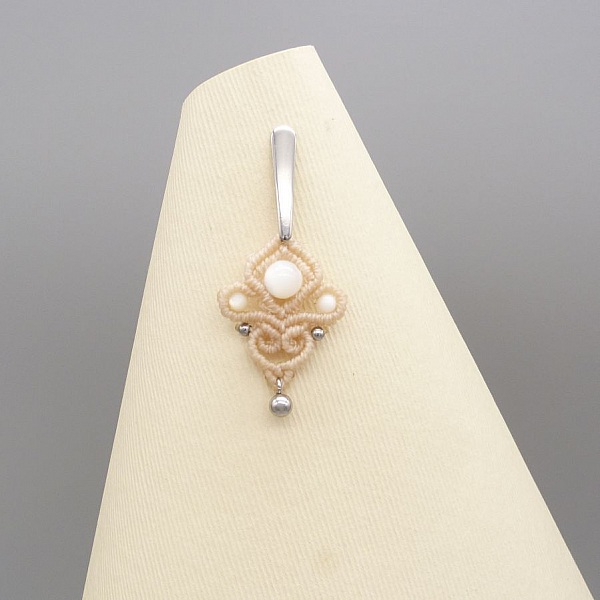 Pendientes de micromacram&eacute; color arena con cuentas de n&aacute;car