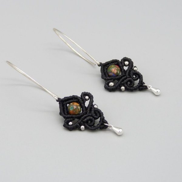 Pendientes de micro macram&eacute; negro con cuentas de jaspe imperial