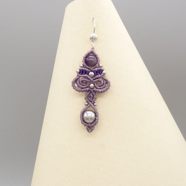 Pendientes de micromacram&eacute;, tono morado