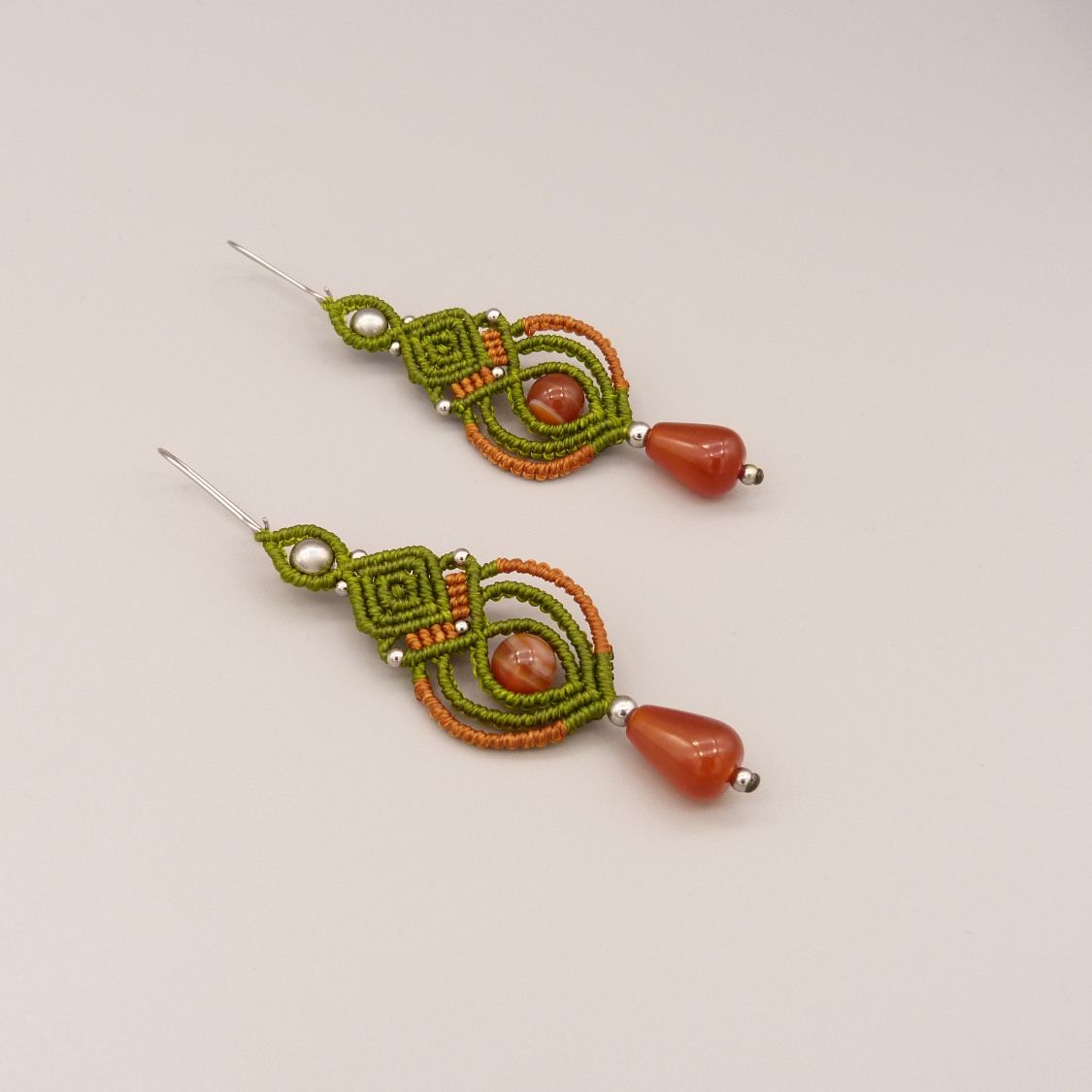 Pendientes de micromacramé verde y caramelo con cuentas de cornalina