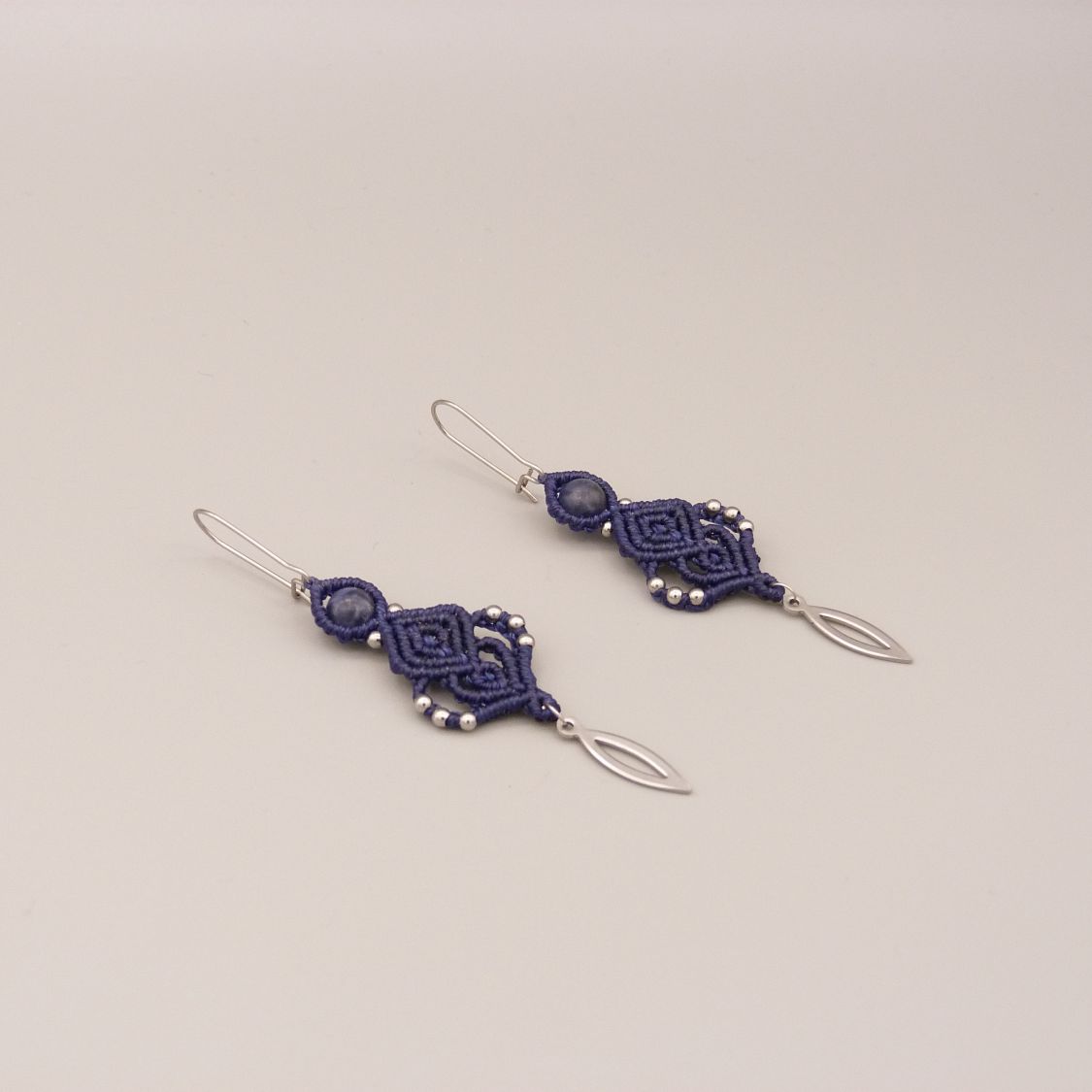 Pendientes de micromacramé azul oscuro 