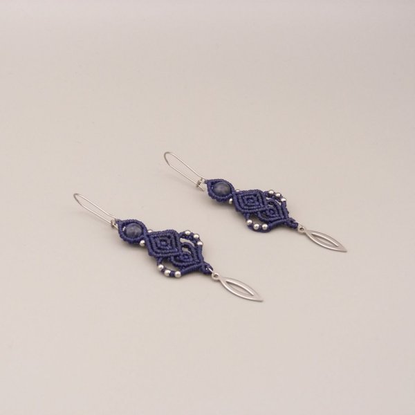 Pendientes de micromacram&eacute; azul oscuro 