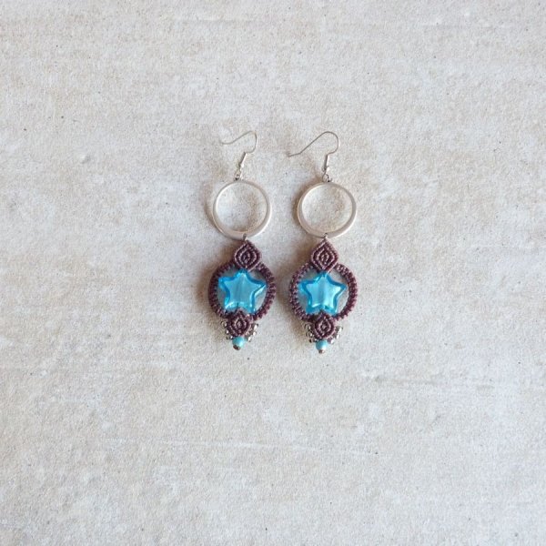 Pendientes de micro-macram&eacute; marr&oacute;n chocolate/azul estrella de cristal de Murano