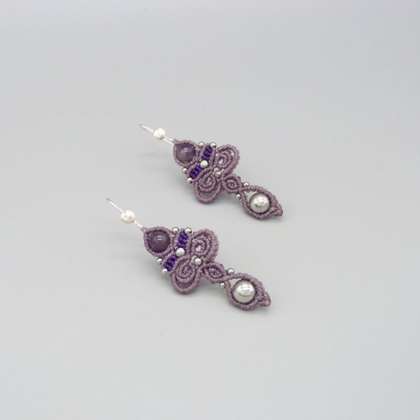 Pendientes de micromacram&eacute;, tono morado