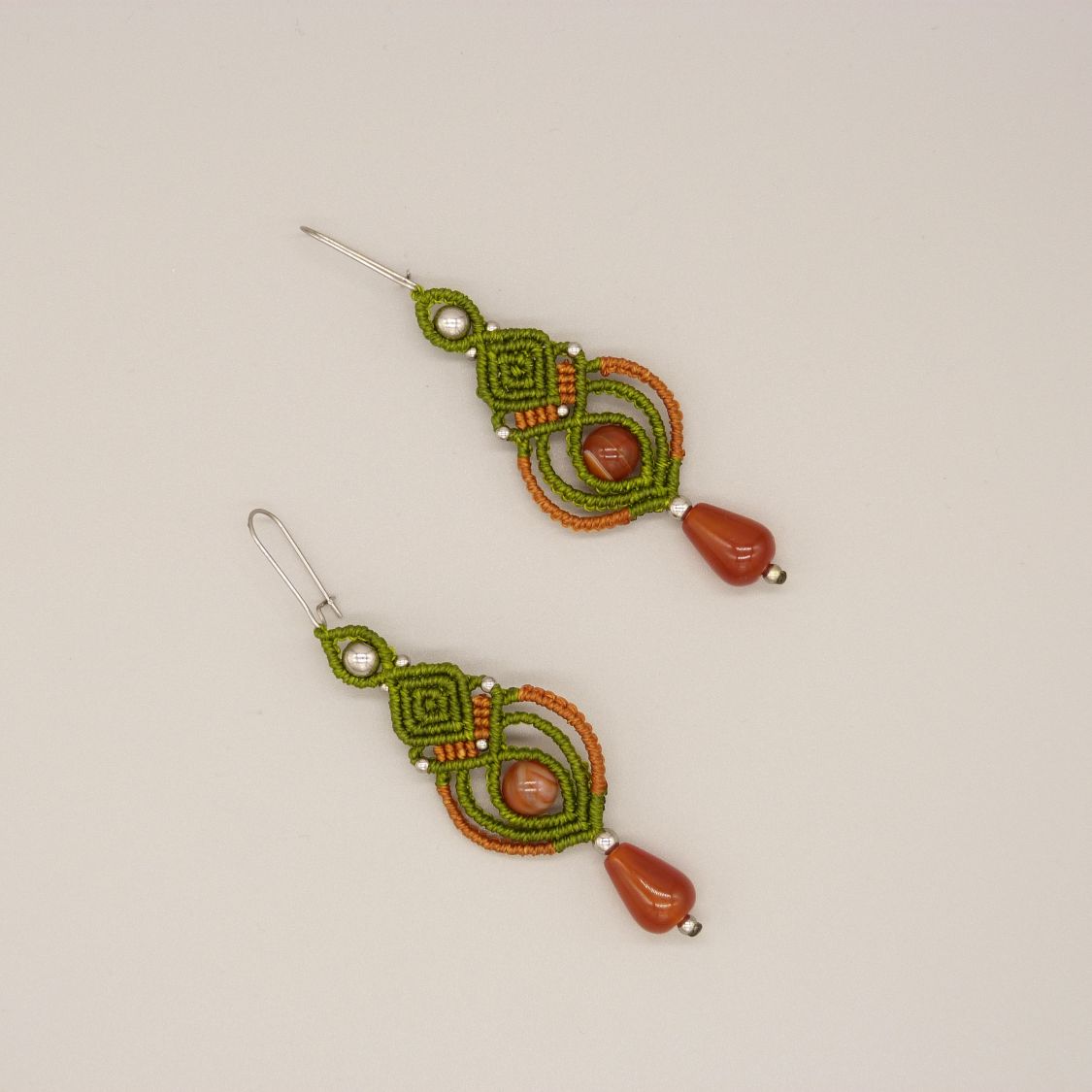 Pendientes de micromacramé verde y caramelo con cuentas de cornalina