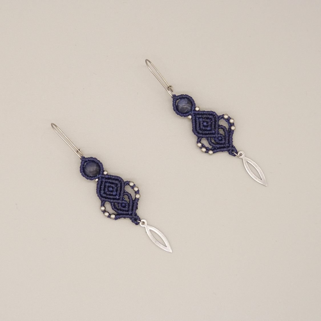 Pendientes de micromacramé azul oscuro 