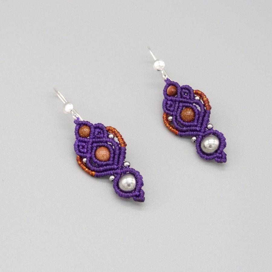 Pendientes de micro macramé morado con gancho de plata 925