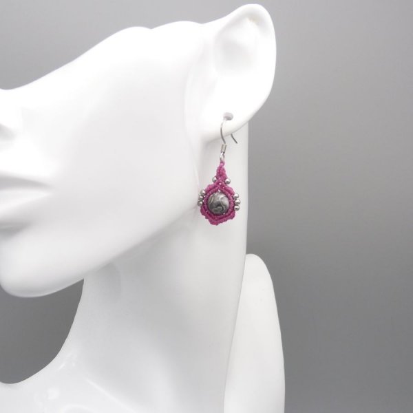 Pendientes de micromacram&eacute; rosa caramelo con cuentas de jaspe hoja de plata