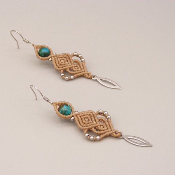 Pendientes de micromacram&eacute; beige claro