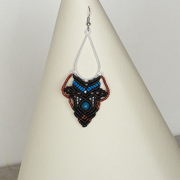 Pendientes de micromacram&eacute; marr&oacute;n, azul turquesa y cobre