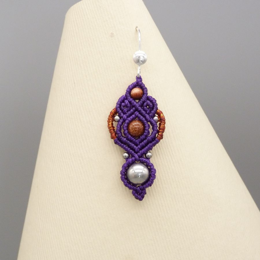 Pendientes de micro macramé morado con gancho de plata 925