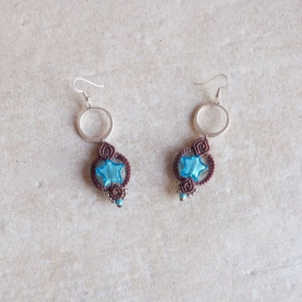 Pendientes de micro-macram&eacute; marr&oacute;n chocolate/azul estrella de cristal de Murano