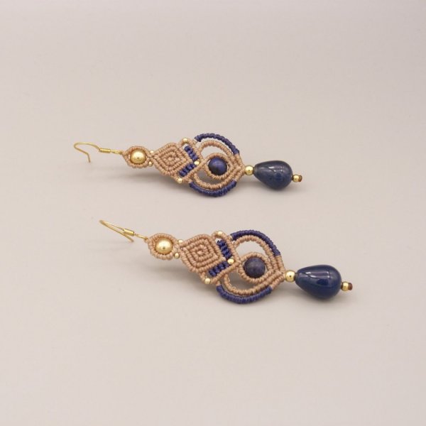 Pendientes de micromacram&eacute; en beige y azul oscuro 