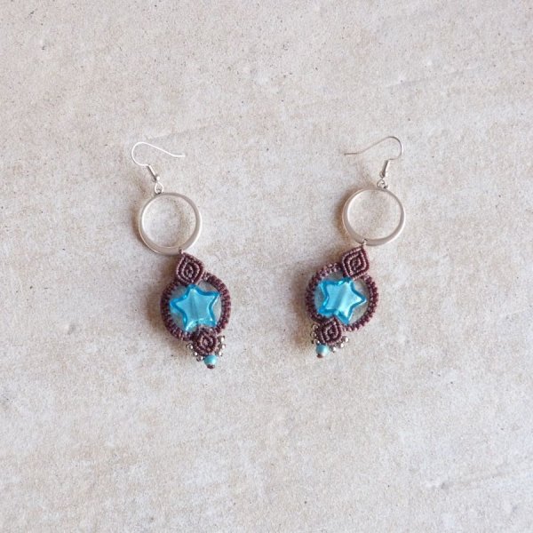Pendientes de micro-macram&eacute; marr&oacute;n chocolate/azul estrella de cristal de Murano