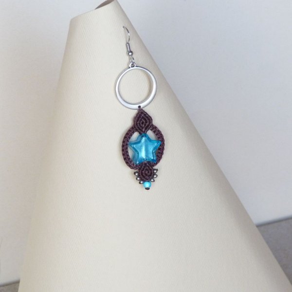 Pendientes de micro-macram&eacute; marr&oacute;n chocolate/azul estrella de cristal de Murano