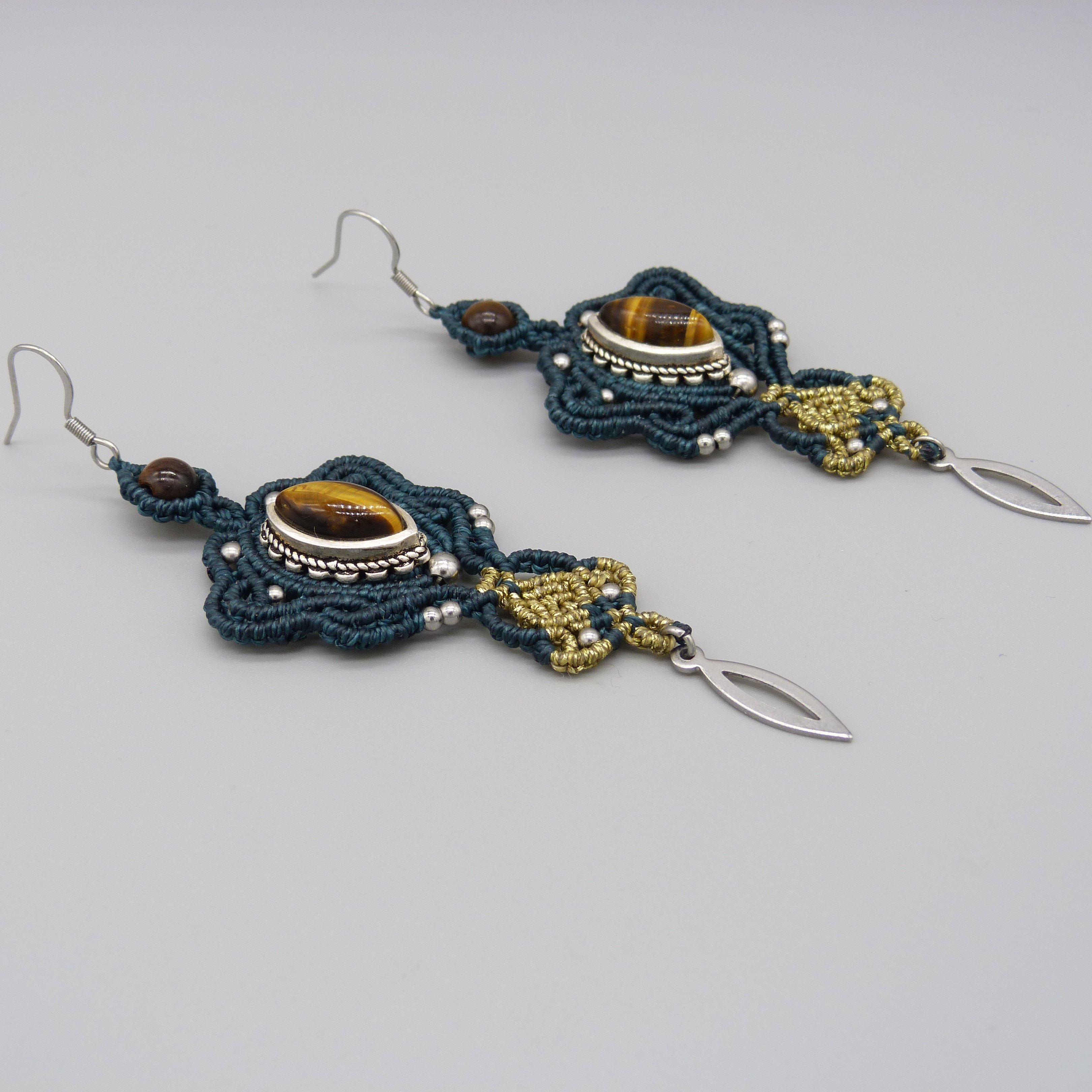 Boucles d'oreilles  en micro-macramé ton vert/doré avec oeil de tigre serti