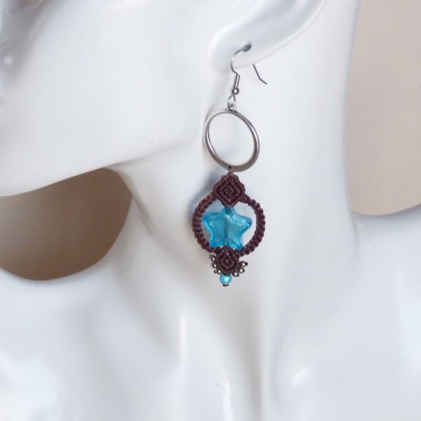 Pendientes de micro-macram&eacute; marr&oacute;n chocolate/azul estrella de cristal de Murano