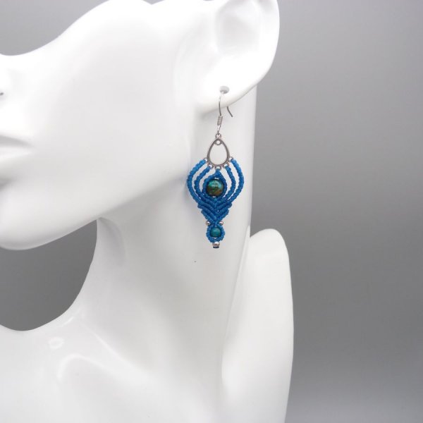 Boucles d'oreilles  en micro-macram&eacute; bleues turquoise avec deux perles en chrysocolle