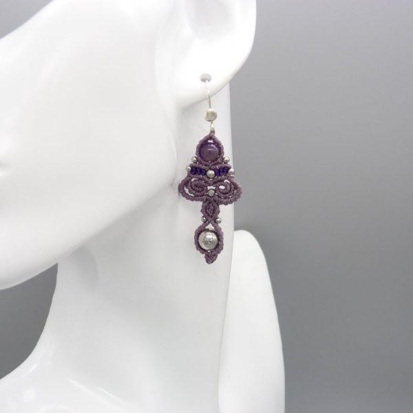 Pendientes de micromacram&eacute;, tono morado