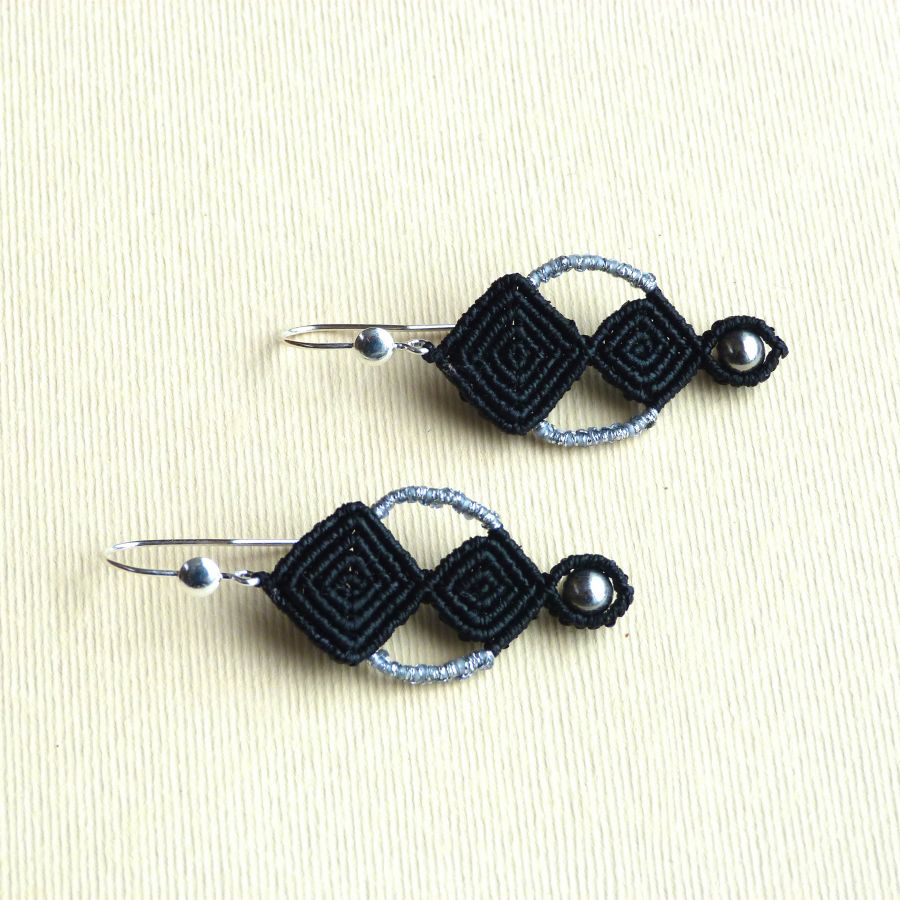 Boucles d'oreilles  en micro-macramé noires