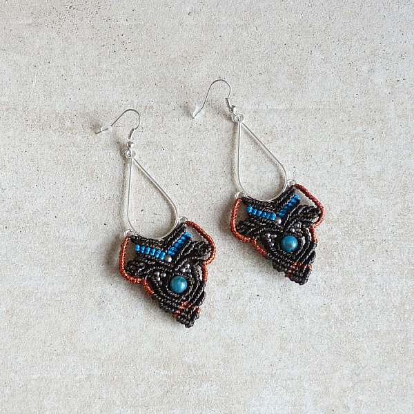 Pendientes de micromacram&eacute; marr&oacute;n, azul turquesa y cobre