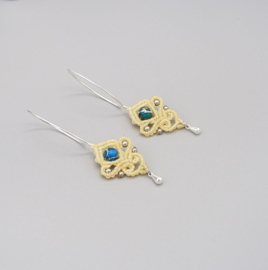 Pendientes de micromacramé crema con cuenta de terra jaspe aqua