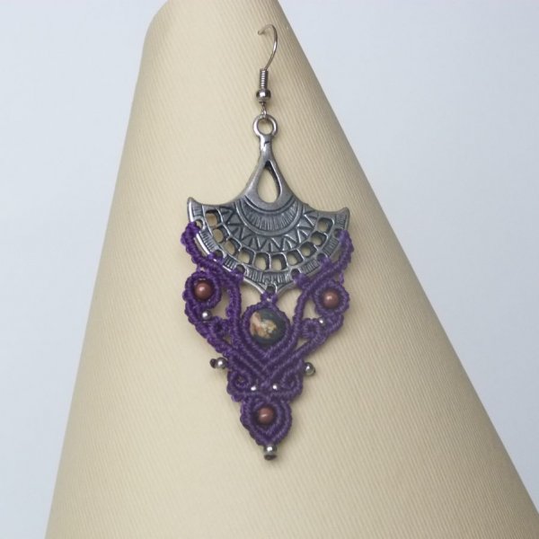 Boucles d'oreilles violettes en micro-macram&eacute; avec des perles en pierre gemme