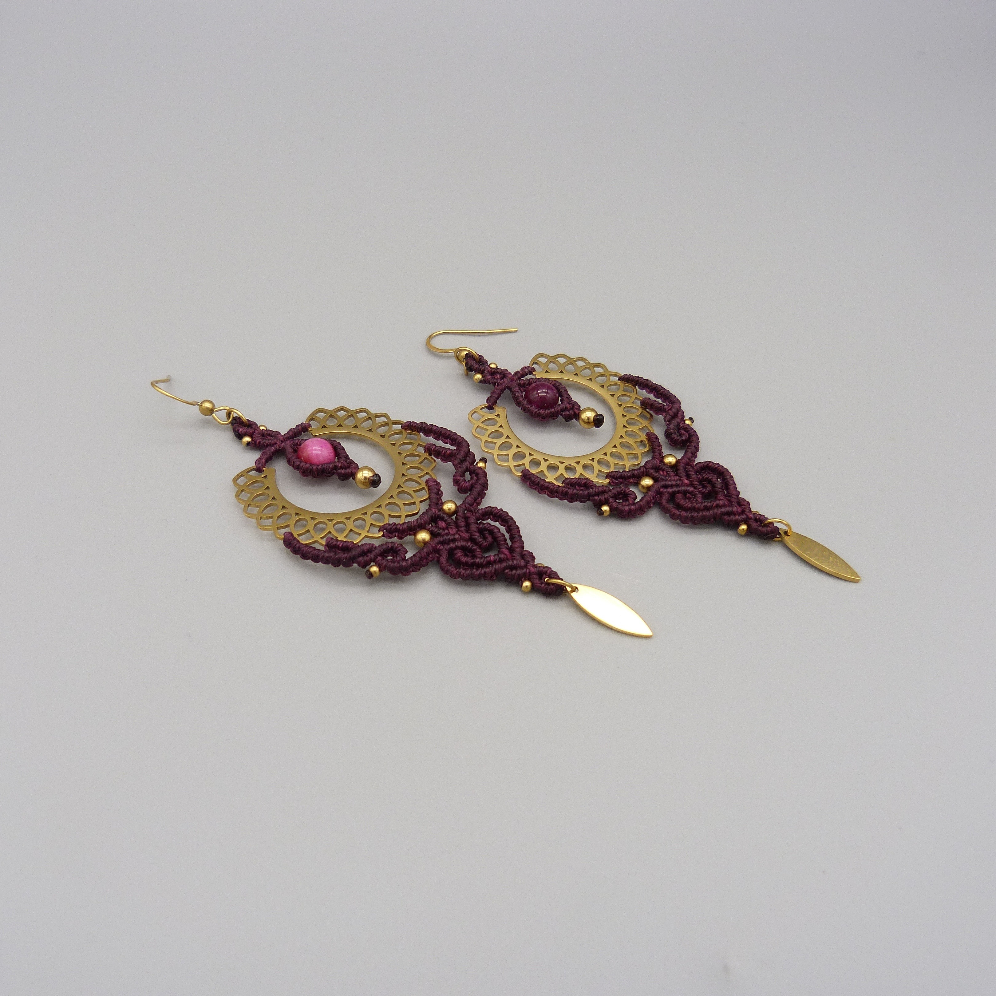Boucles d'oreilles prune en micro-macram&eacute; avec oeil de tigre teint&eacute;