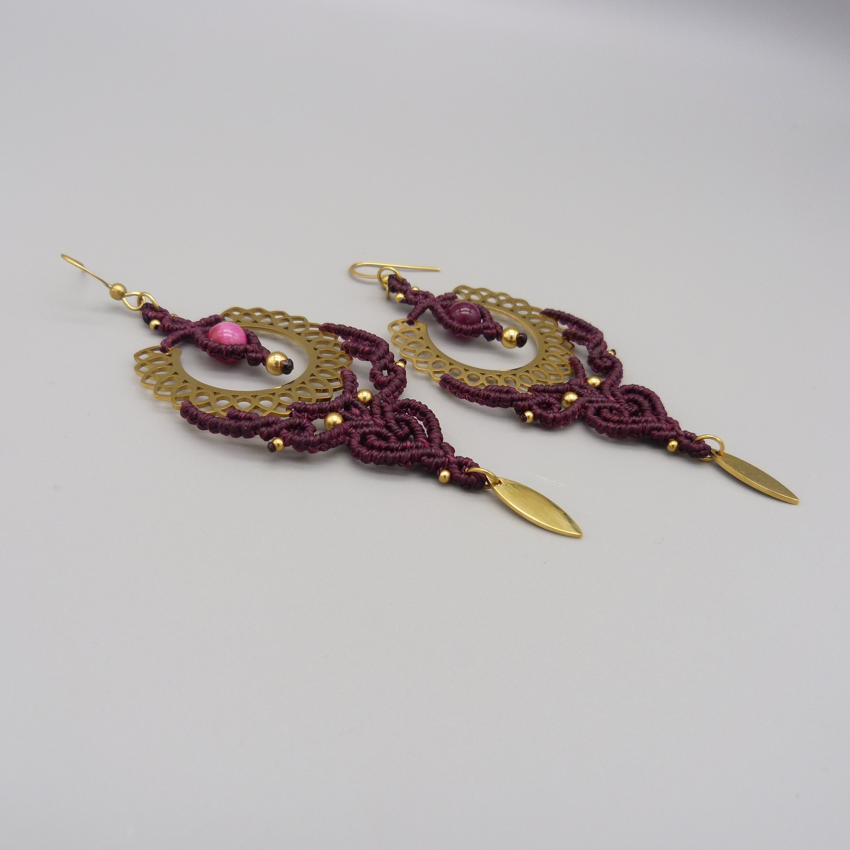Boucles d'oreilles prune en micro-macramé avec oeil de tigre teinté