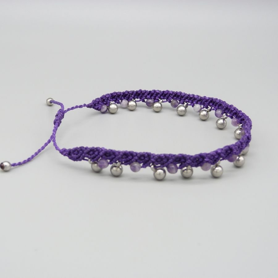 Tobillera de micromacramé morado