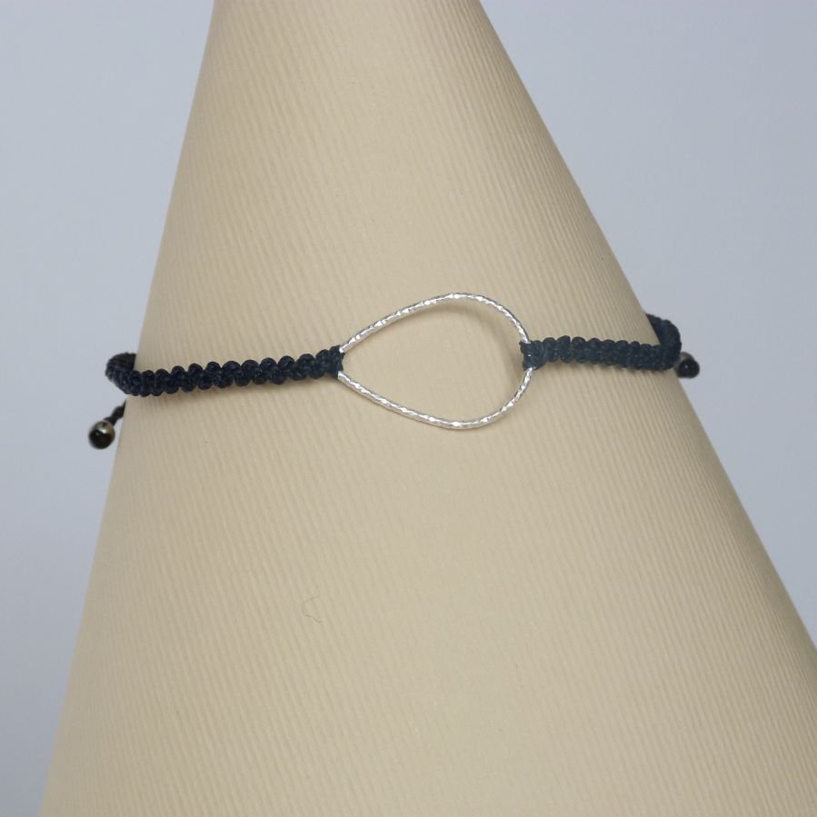 Bracelet  bleu foncé en micro-macramé avec une goutte en argent