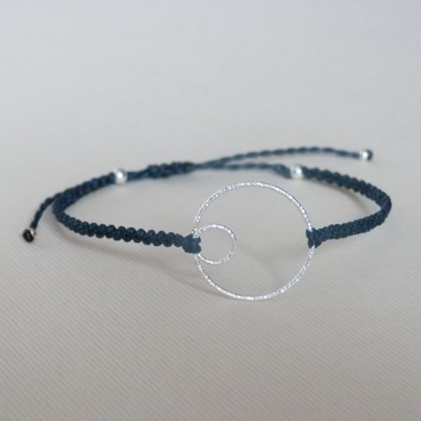 Bracelet fin en micro-macram&eacute; bleu canard avec un double-cercle en argent