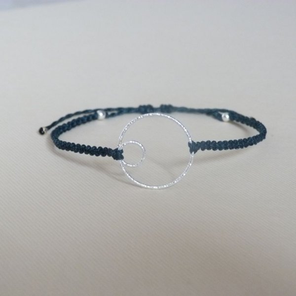 Bracelet fin en micro-macram&eacute; bleu canard avec un double-cercle en argent