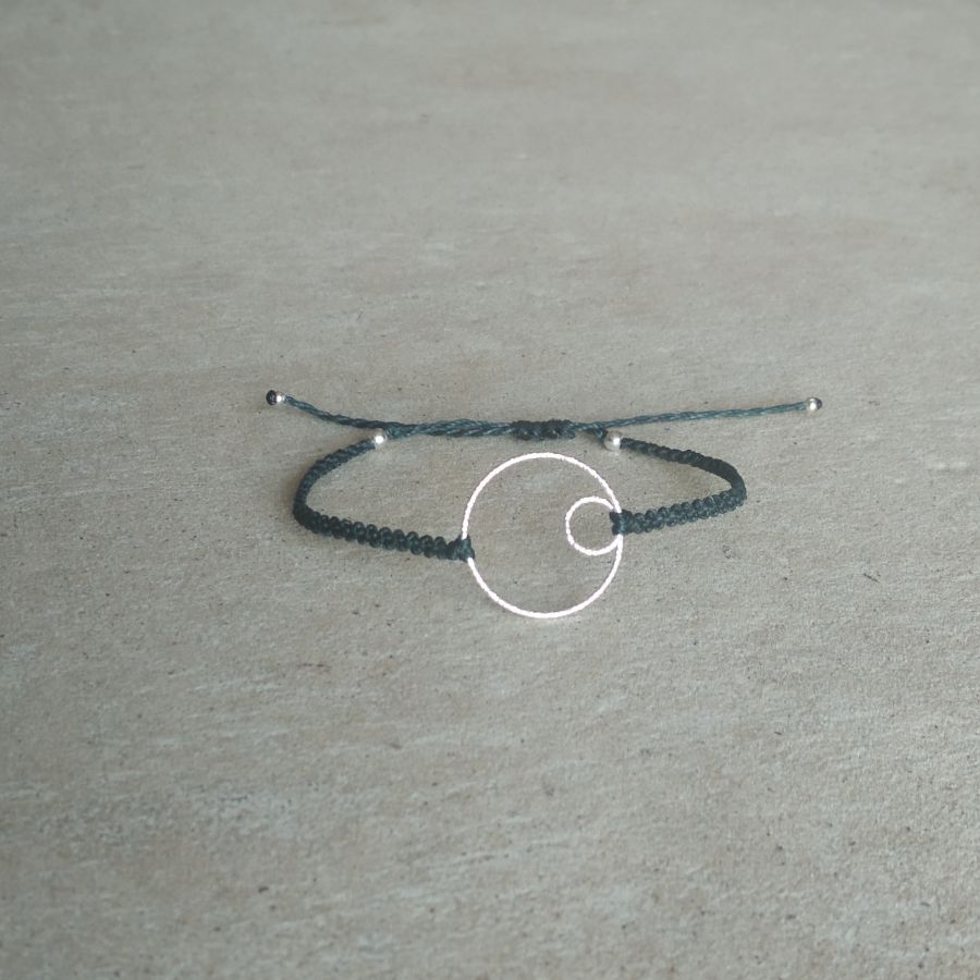 Bracelet fin en micro-macramé bleu canard avec un double-cercle en argent