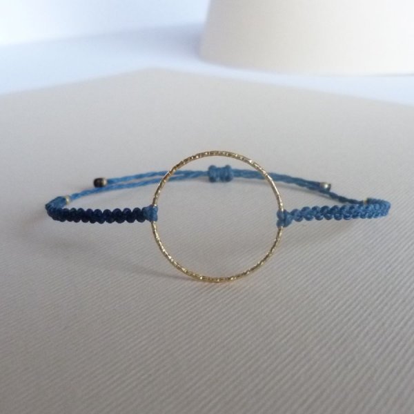Bracelet fin en micro-macram&eacute; bleu canard avec un anneau en argent recouvert d'une finition dor&eacute;e &agrave; l'or fin 24K