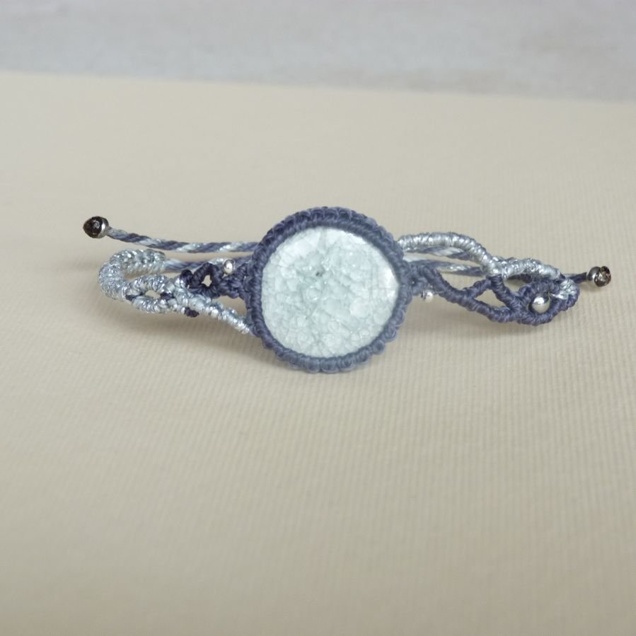 Bracelet gris argenté en micro-macramé avec une céramique