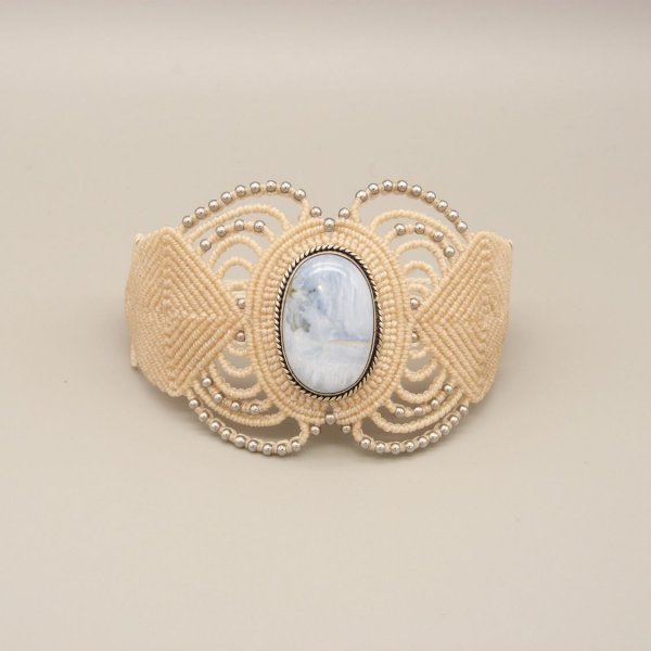 Pulsera de micromacram&eacute; beige claro con una &aacute;gata