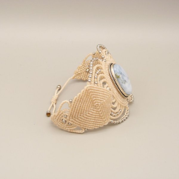 Pulsera de micromacram&eacute; beige claro con una &aacute;gata