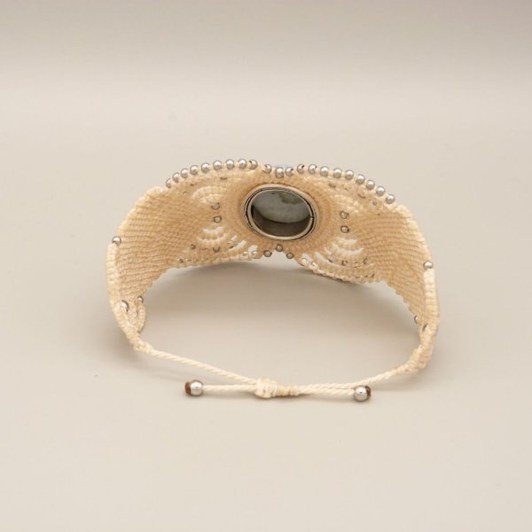 Pulsera de micromacram&eacute; beige claro con una &aacute;gata