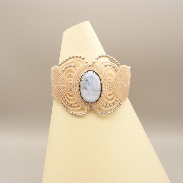 Pulsera de micromacram&eacute; beige claro con una &aacute;gata