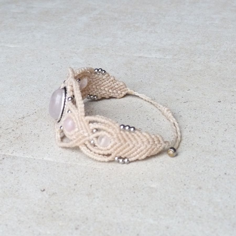 Pulsera de micromacramé blanco roto con una piedra de cuarzo rosa