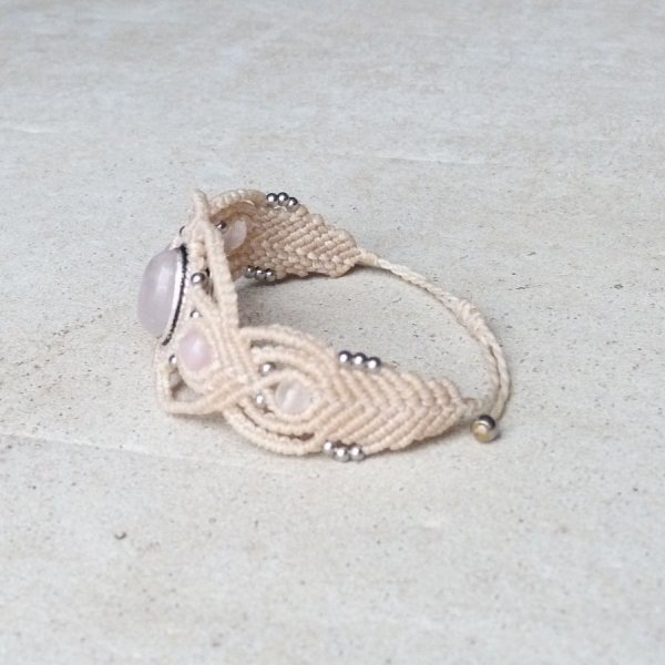 Pulsera de micromacram&eacute; blanco roto con una piedra de cuarzo rosa