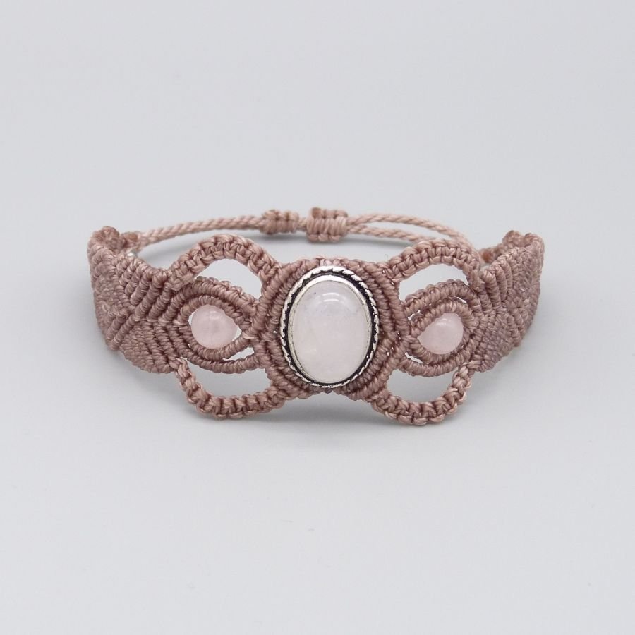 Bracelet en micro-macramé couleur taupe avec une pierre sertie quartz rose