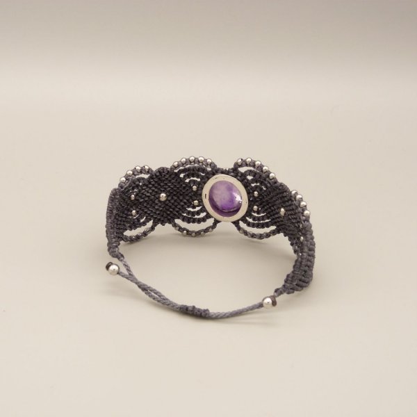Bracelet en micro-macram&eacute; gris fonc&eacute; avec une am&eacute;thyste sertie de m&eacute;tal